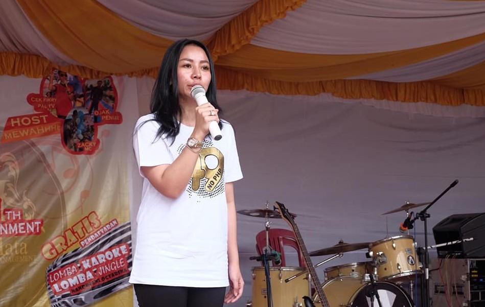 Nandriani Actarina diduga wanita simpanan Ahmad Sahroni. [Facebook]